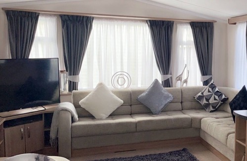 Skegness Apartment | Remarkable 3-Bed caravan, direct beach access