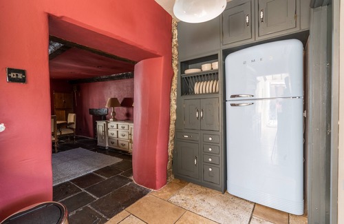 Caerleon House | Remarkable 4-bed Cottage in Cearleon