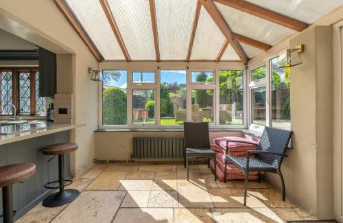 Caerleon House | Remarkable 4-Bed Cottage in Cearleon