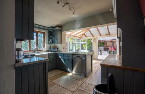 Caerleon House | Remarkable 4-Bed Cottage in Cearleon