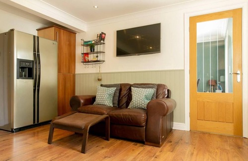 Yeadon House | Remarkable 4-Bed House Near Leeds Airport