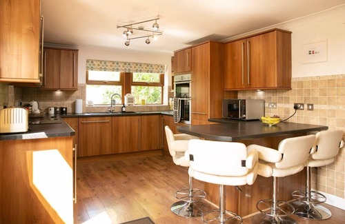Yeadon House | Remarkable 4-Bed House Near Leeds Airport