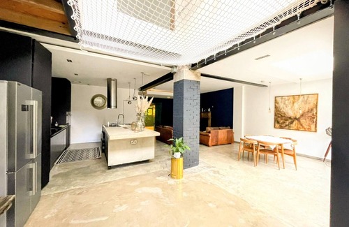 Winchmore Hill House | Remarkable 7-Bed House in London