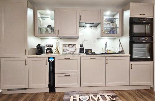 Le Kremlin-Bicetre Apartment | Remarkable air-con 2-Bed Apartment by Paris