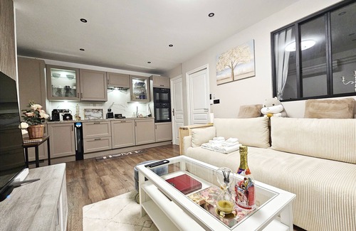 Le Kremlin-Bicetre Apartment | Remarkable, air-con, 2-Bed Apartment by Paris