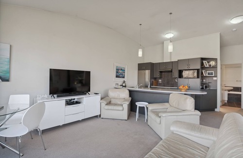 Frankton Cottage | Remarkable Views - Queenstown Holiday Home