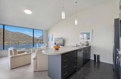 Frankton Cottage | Remarkable Views - Queenstown Holiday Home