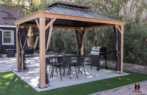 West Second Street Historic District House | Remodeled 1920s Bungalow and Retro Casita, Hammock