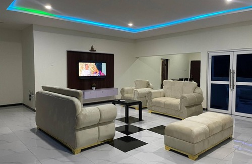 Abeokuta House | Remodeled 2 Bd with WiFi In Quiet Adigbe Abeokuta Estate. 5 mins to Downtown.