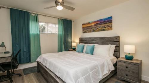 Western Villa House | Remodeled 2 Bdrm w Yard in Old Town Scottsdale