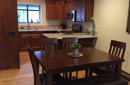 Mammoth Lakes House | REMODELED 2 BR + LOFT/2.25 BA in Mammoth Lakes - Woodlands Complex - Sleeps 8