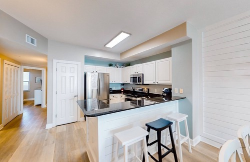 Panama City Beach Condo | Remodeled 21st-floor condo with balcony, views, heated pool, hot tub & gym
