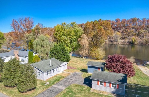 Belspring House | Remodeled, 3 BR, cabin on river