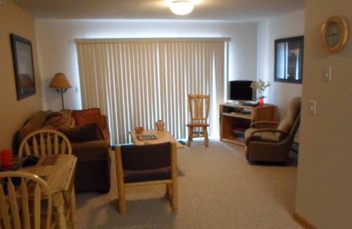 Big Sky Condo | REMODELED 3BR 2 bath Ski-In, 42-in TV, WiFi; hot tub
