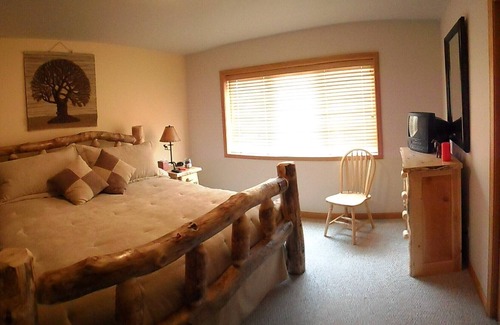 Big Sky Condo | REMODELED 3BR 2 bath Ski-In, 42-in TV, WiFi; hot tub