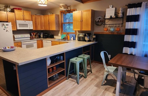 Le Roy Cottage | Remodeled 3BR 2BA Beachfront Cottage, Pet Friendly. All-Sports Lakefront