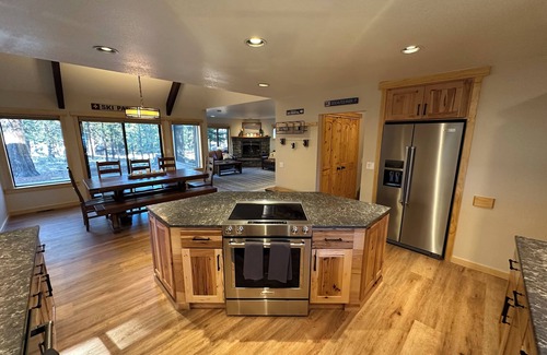 Deer Park House | Remodeled 4 bed, EV charging ,AC, Tankless water heater, SHARC passes, pet free
