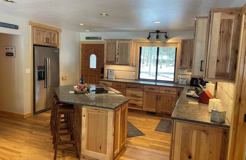 Deer Park House | Remodeled 4 bed, EV charging ,AC, Tankless water heater, SHARC passes, pet free