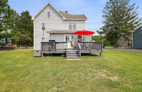 Tannersville House | Remodeled 4BR w Yard, Fire Pit, Near Camelback