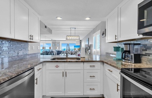 Destin Condo | Remodeled Beachfront 😎 HGTV WORTHY ⛵️⛵️ Perfect Balcony View 7th Floor 🐬