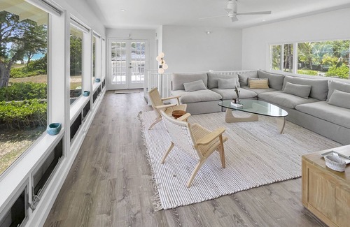 Waimanalo House | Remodeled Beachfront Home w/Ocean views covered Lanai & AC - 15 min from Kailua