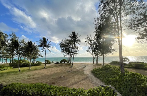 Waimanalo House | Remodeled Beachfront Home w/Ocean views covered Lanai & AC - 15 min from Kailua