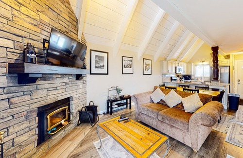 Mammoth Lakes Condo | Remodeled condo with balcony & fireplace - walk to Village gondola