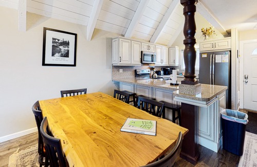 Mammoth Lakes Condo | Remodeled condo with balcony & fireplace - walk to Village gondola