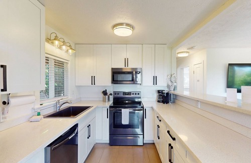 Kihei Cottage | Remodeled cottage with AC, ocean views, yard & lanai - near beach, golf & dining