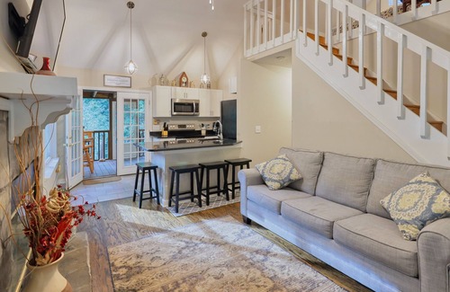 Helen Cabin | Remodeled creek-side cabin with hot tub & woodland view - dog-friendly