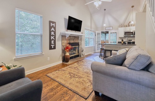 Helen Cabin | Remodeled creek-side cabin with hot tub & woodland view - dog-friendly