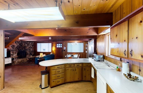 Sunnyside House | Remodeled Creek-Side Cabin |100 Private Beach & Hot Tub | 1 Mile to Lake