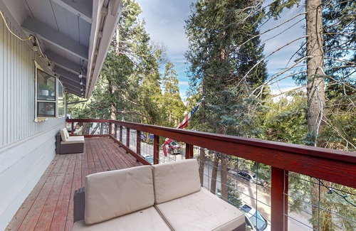 Crestline Cabin | Remodeled Crestline Cabin 1 Mile to Lake Gregory with Balcony Views