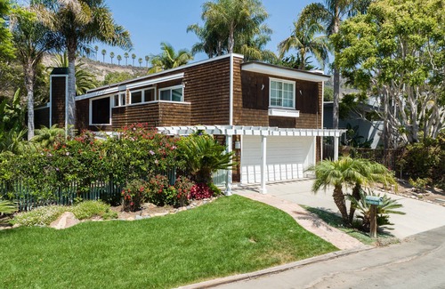 Carpinteria House | REMODELED DREAM Rincon Point Beach-Pups upon approval Hot Tub, Gated Community