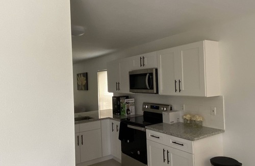 Ruskin Villa | Remodeled Duplex. Close to apollo Beach and places to eat and entertainments.
