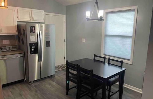 Holden Farms House | Remodeled duplex near coliseum