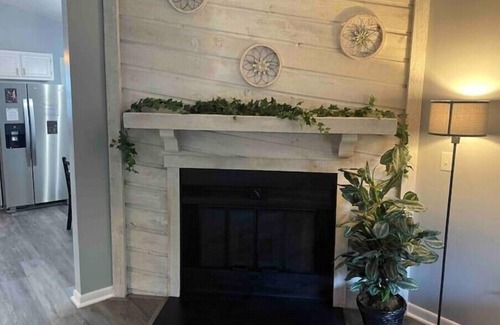 Holden Farms House | Remodeled duplex near coliseum