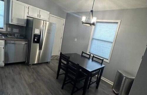 Holden Farms House | Remodeled duplex near coliseum
