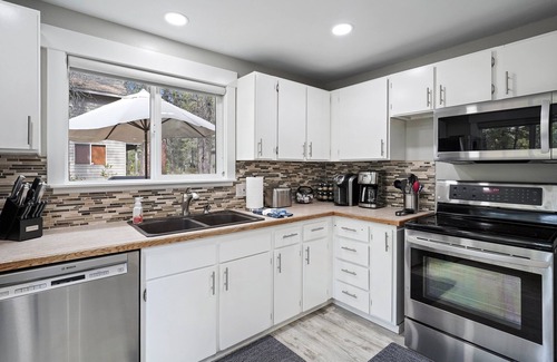 Sunriver House | Remodeled! EV Charger, Hot Tub, Walk to Village, SHARC, Bikes