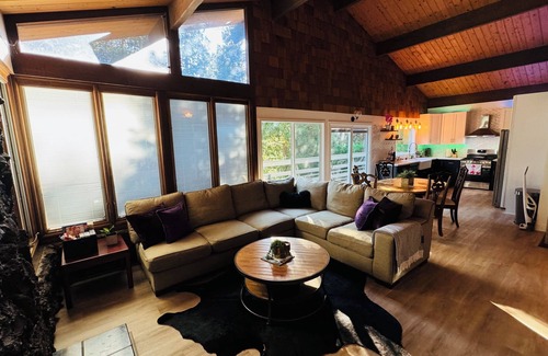Crestline Cabin | Remodeled Family Cabin 5 min stroll to Lake Gregory!