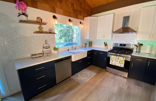 Crestline Cabin | Remodeled Family Cabin 5 min stroll to Lake Gregory!