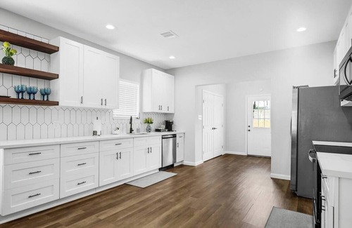 South Central Houston House | Remodeled Gated home, Sleep 6 by Houston Downtown, Medical Center, NRG Stadium