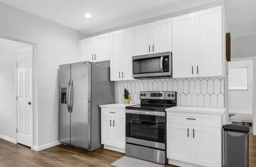 South Central Houston House | Remodeled Gated home, Sleep 6 by Houston Downtown, Medical Center, NRG Stadium