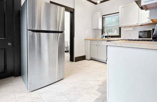 Des Moines House | Remodeled Gem-Blocks from Drake-Sleeps 7!
