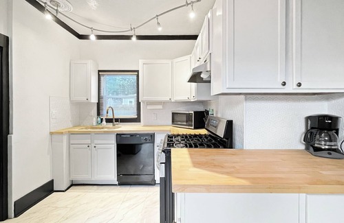 Des Moines House | Remodeled Gem-Blocks from Drake-Sleeps 7!