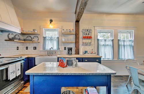 Liberty House | Remodeled Historic Farmhouse ~ 20 Mi to KC!