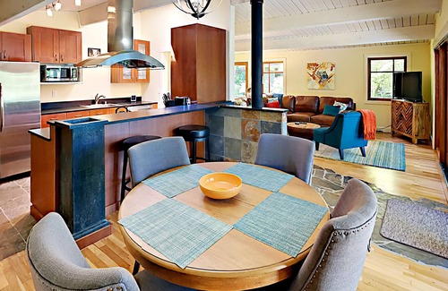 Bainbridge Island House | Remodeled Home: Wood Stove, Patio, Spacious Yard & Kayaks – Steps to Bay