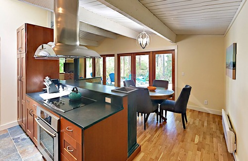 Bainbridge Island House | Remodeled Home: Wood Stove, Patio, Spacious Yard & Kayaks – Steps to Bay