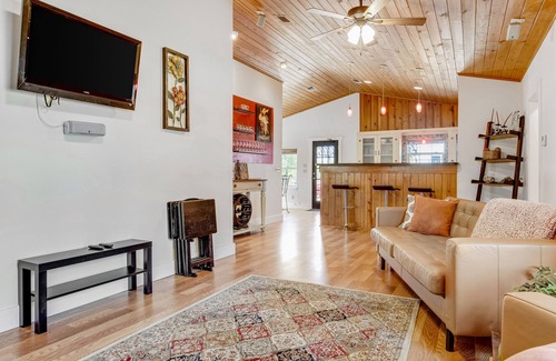 Fredericksburg House | Remodeled home with large fenced yard & central AC - drive minutes to wineries