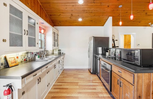 Fredericksburg House | Remodeled home with large fenced yard & central AC - drive minutes to wineries